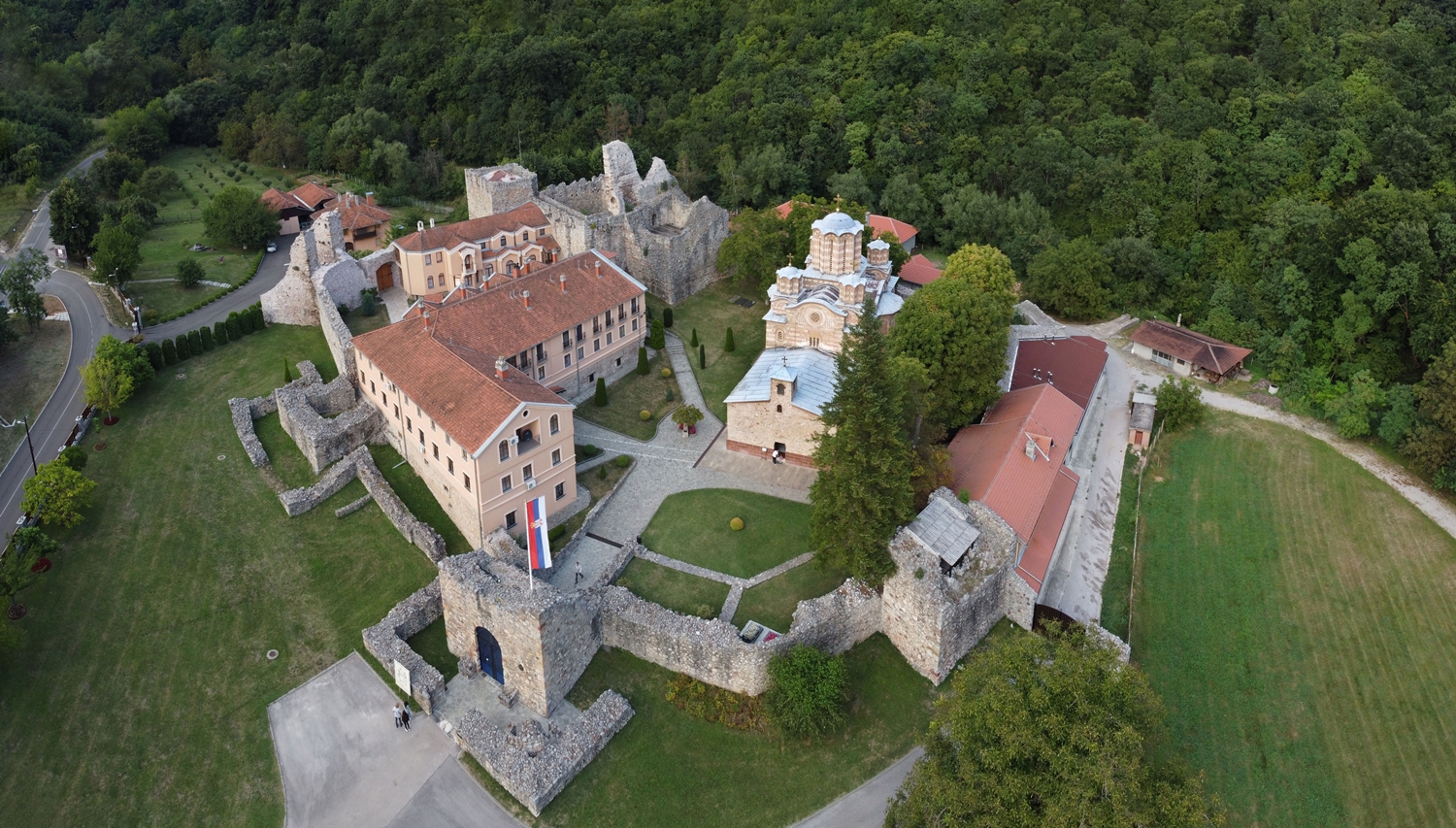 Da li znate gde počivaju mošti svetog kneza Lazara? Na manje od sat i po od Beograda krije se srednjovekovna tajna Pomoravlja